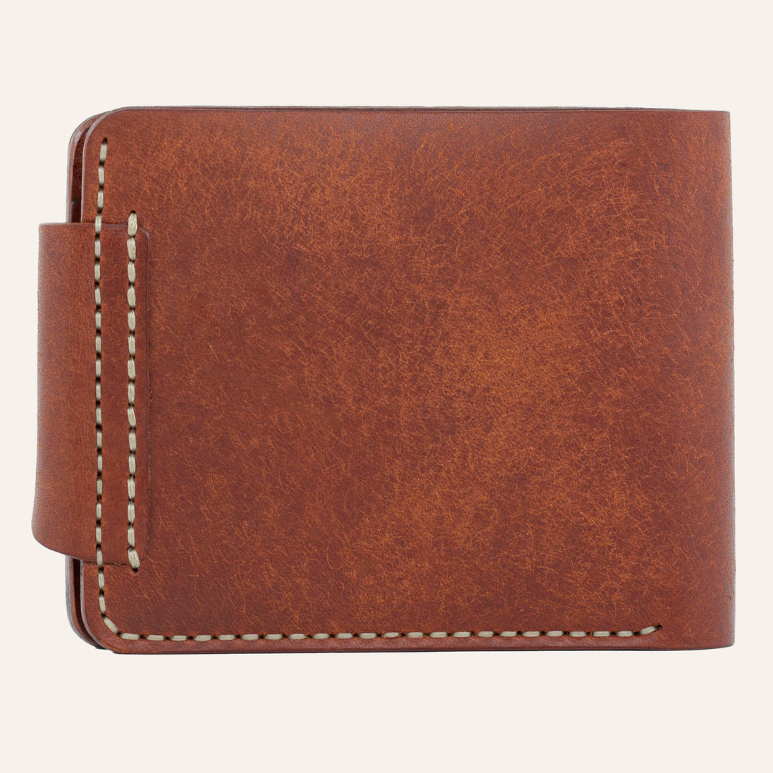 MZ Leather Craft çıtçıtlı kiremit Pueblo deri klasik erkek cüzdanı arka görünüm, kapama dili bağlantısı ve kontrast açık gri el dikişi detayları | MZ Leather Craft classic siena Pueblo leather bifold wallet back view, closure strap attachment and light gray hand-stitching details