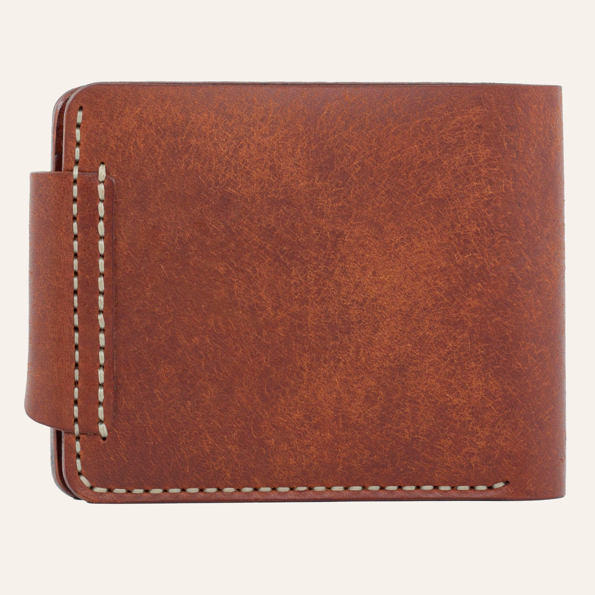 MZ Leather Craft çıtçıtlı kiremit Pueblo deri klasik erkek cüzdanı arka görünüm, kapama dili bağlantısı ve kontrast açık gri el dikişi detayları | MZ Leather Craft classic siena Pueblo leather bifold wallet back view, closure strap attachment and light gray hand-stitching details