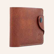 MZ Leather Craft hafif açılı kiremit Pueblo deri klasik erkek cüzdanı, kapalı duruş ve kontrast açık gri el dikişi detayları | MZ Leather Craft slightly angled siena Pueblo leather classic bifold wallet, closed position showing edge structure and light gray hand-stitching details