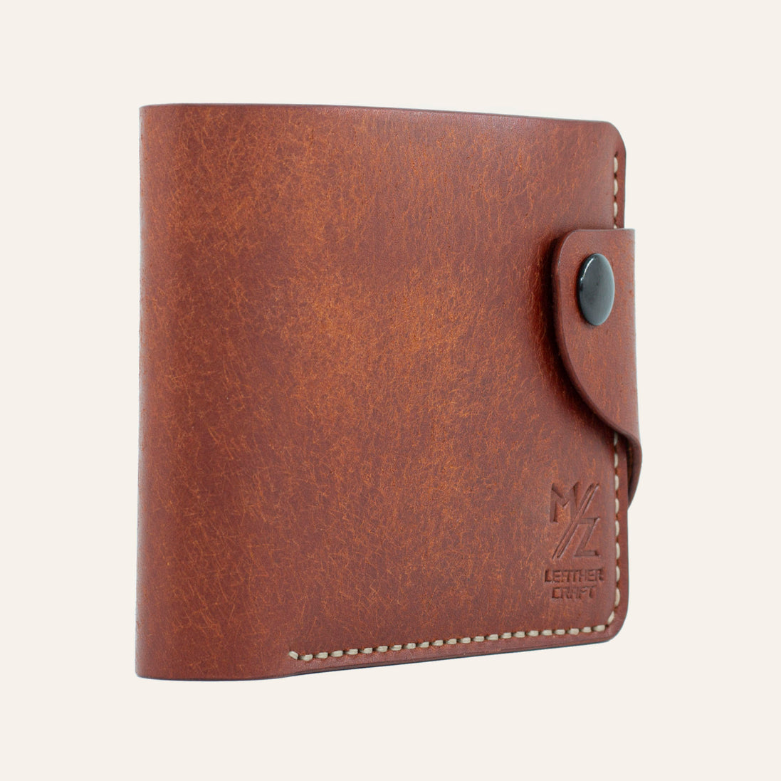 MZ Leather Craft hafif açılı kiremit Pueblo deri klasik erkek cüzdanı, kapalı duruş ve kontrast açık gri el dikişi detayları | MZ Leather Craft slightly angled siena Pueblo leather classic bifold wallet, closed position showing edge structure and light gray hand-stitching details