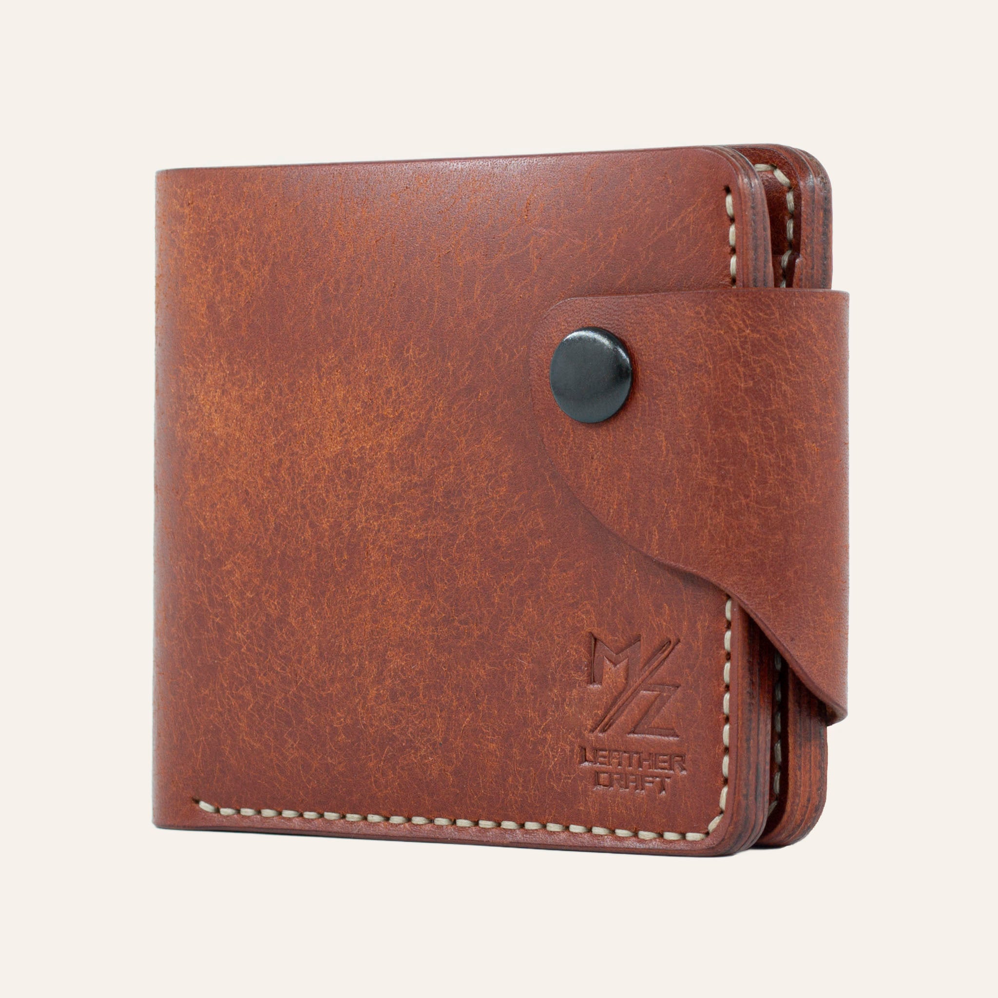 MZ Leather Craft kiremit Pueblo deri klasik cüzdan, yandan kapalı duruş ve açık gri el dikişi detayları, sağlam çıtçıtlı kapama dili ile | MZ Leather Craft siena Pueblo leather classic bifold wallet, side profile view of closed wallet with light gray hand-stitching details and secure snap closure strap