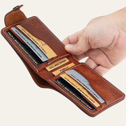 MZ Leather Craft açık kiremit Pueblo deri klasik erkek cüzdanı iç görünüm, dikey kart yuvaları, gizli bölmeler ve kontrast açık gri el dikişi detayları | MZ Leather Craft open siena Pueblo leather classic bifold wallet inside view showing vertical card slots, hidden compartments, and light gray hand-stitching details
