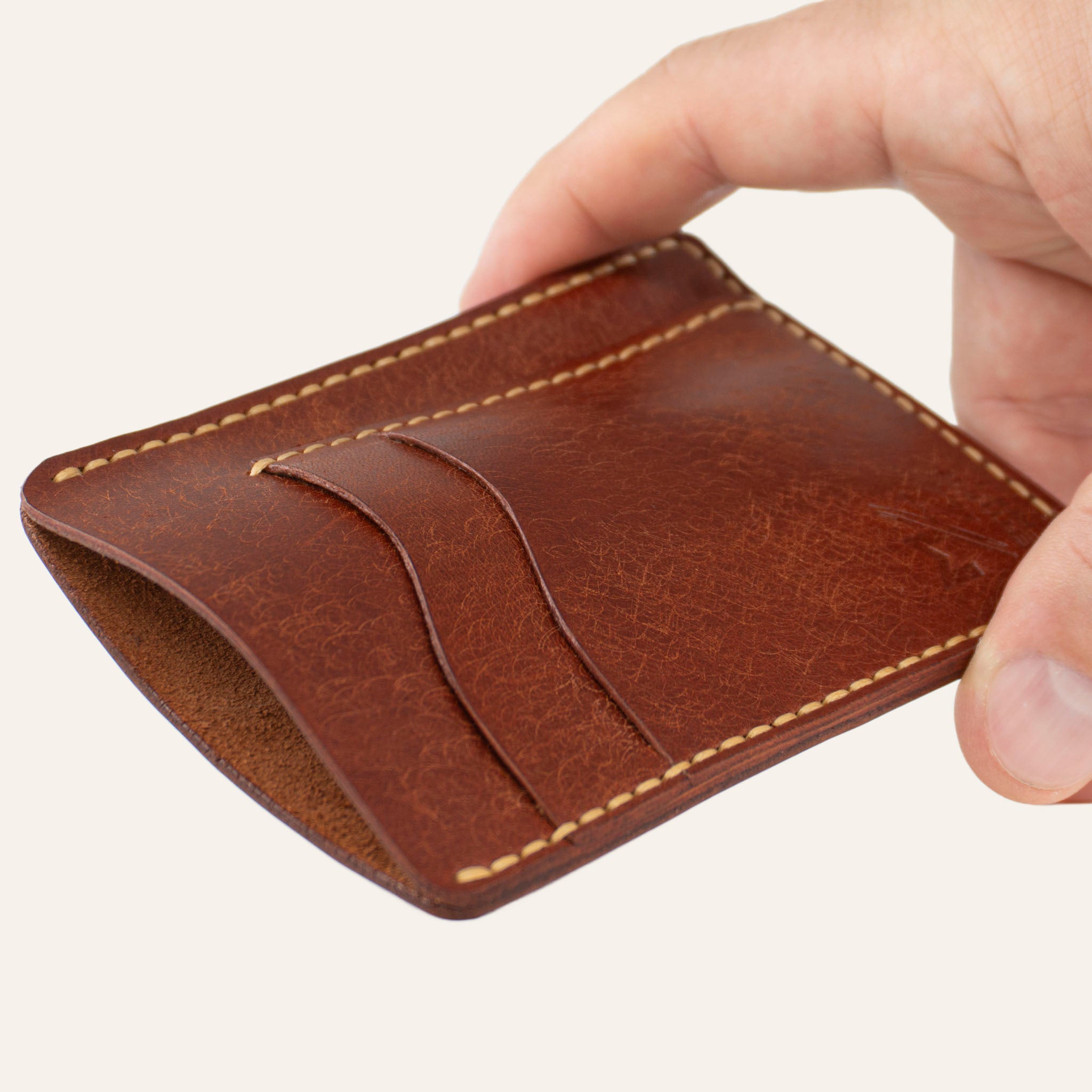 Elde tutulan MZ Leather Craft kiremit rengi Pueblo deri dikey kartlığın kart bölmeleri ve dikiş detayı