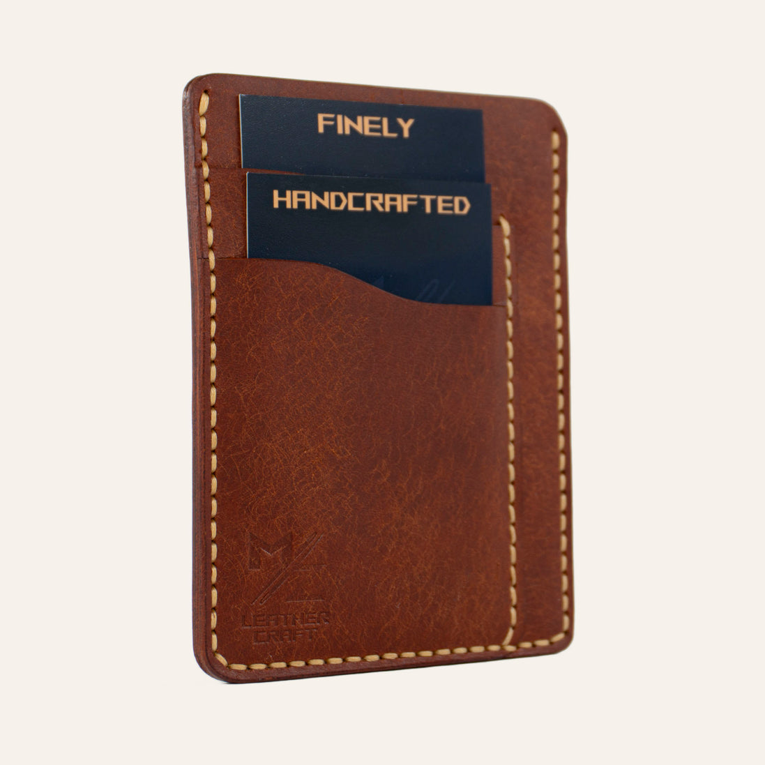 Kiremit rengi Pueblo deri dikey kartlığın sol profil görünümü ve netlenmiş MZ Leather Craft logo baskısı