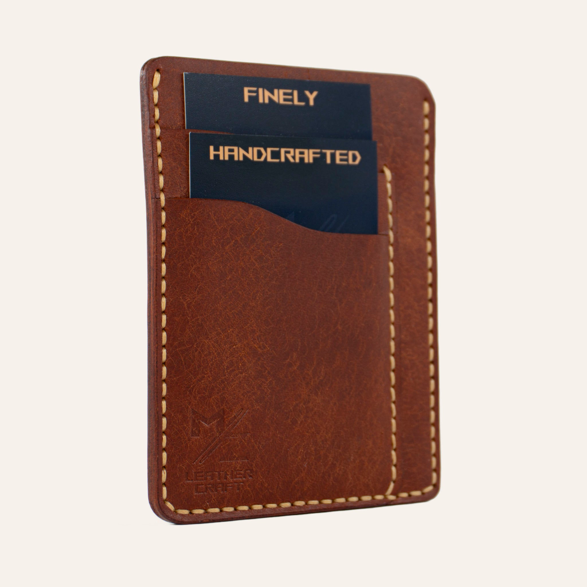 Kiremit rengi Pueblo deri dikey kartlığın sol profil görünümü ve netlenmiş MZ Leather Craft logo baskısı