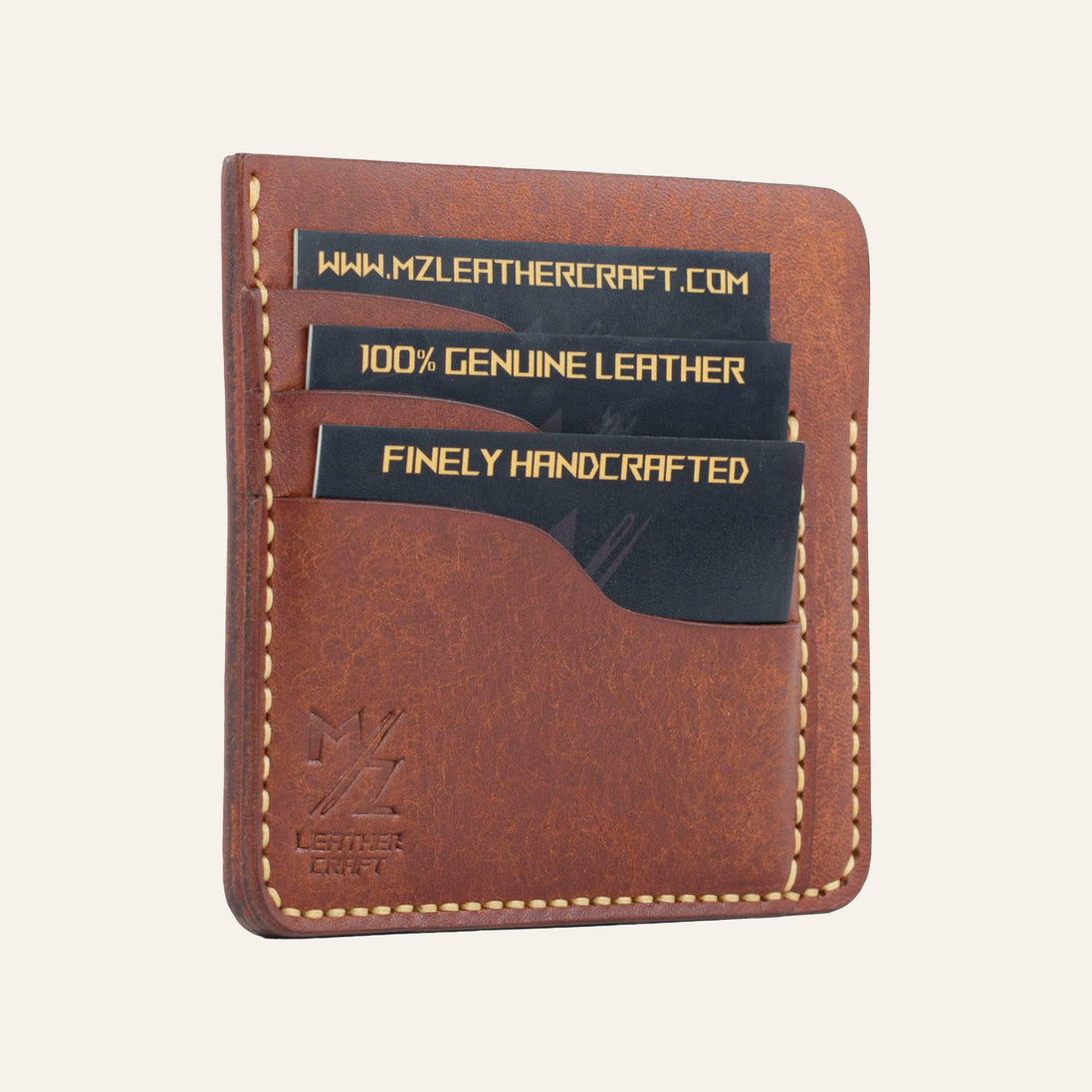 MZ Leather Craft kiremit Pueblo deri ters cüzdan, kartlarla dolu hafif açılı sol profil görünümü, mat yüzey dokusu ve sarı el dikişi hattı | The Inverse Wallet - Siena Pueblo Leather by MZ Leather Craft, closed slightly angled left profile view filled with cards, showing matte surface texture and yellow hand-stitching line