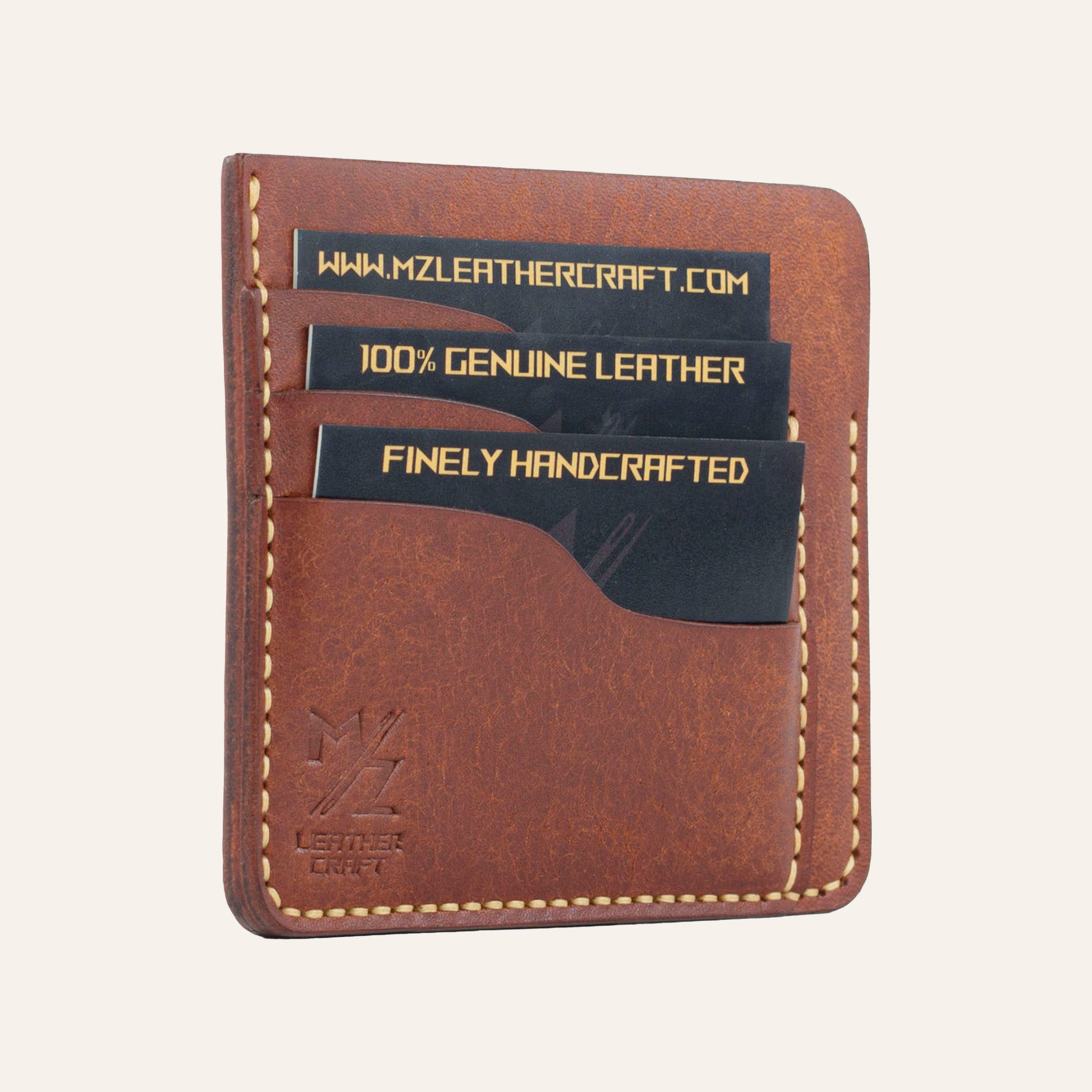MZ Leather Craft kiremit Pueblo deri ters cüzdan, kartlarla dolu hafif açılı sol profil görünümü, mat yüzey dokusu ve sarı el dikişi hattı | The Inverse Wallet - Siena Pueblo Leather by MZ Leather Craft, closed slightly angled left profile view filled with cards, showing matte surface texture and yellow hand-stitching line