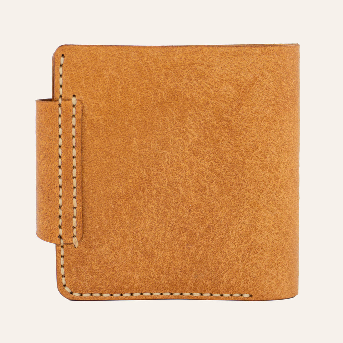 Geleneksel el dikişi (Saddle Stitch) detayı - Mumlu ip ve natural deri