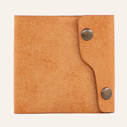 MZ Leather Craft çift çıtçıtlı dil kapaklı natürel Pueblo deri erkek cüzdanı, kapalı önden görünüm ve asimetrik kapak tasarımı | MZ Leather Craft Tongue-Flap Wallet - Cognac Pueblo Leather, closed front view showcasing the asymmetrical flap design and double-snap closure