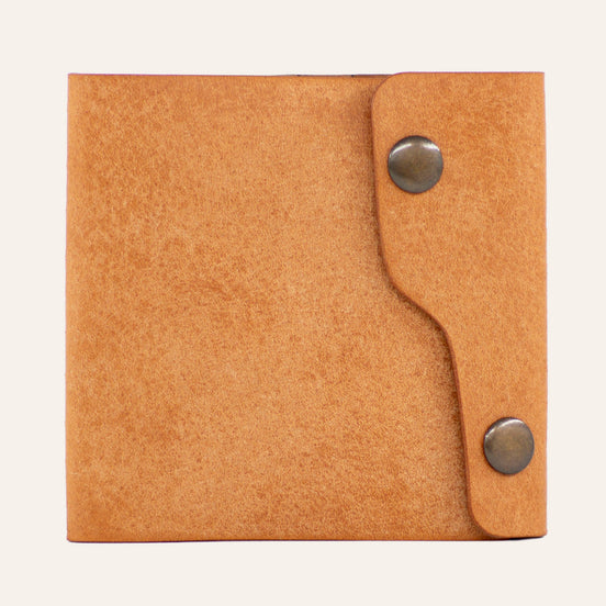 MZ Leather Craft çift çıtçıtlı dil kapaklı natürel Pueblo deri erkek cüzdanı, kapalı önden görünüm ve asimetrik kapak tasarımı | MZ Leather Craft Tongue-Flap Wallet - Cognac Pueblo Leather, closed front view showcasing the asymmetrical flap design and double-snap closure