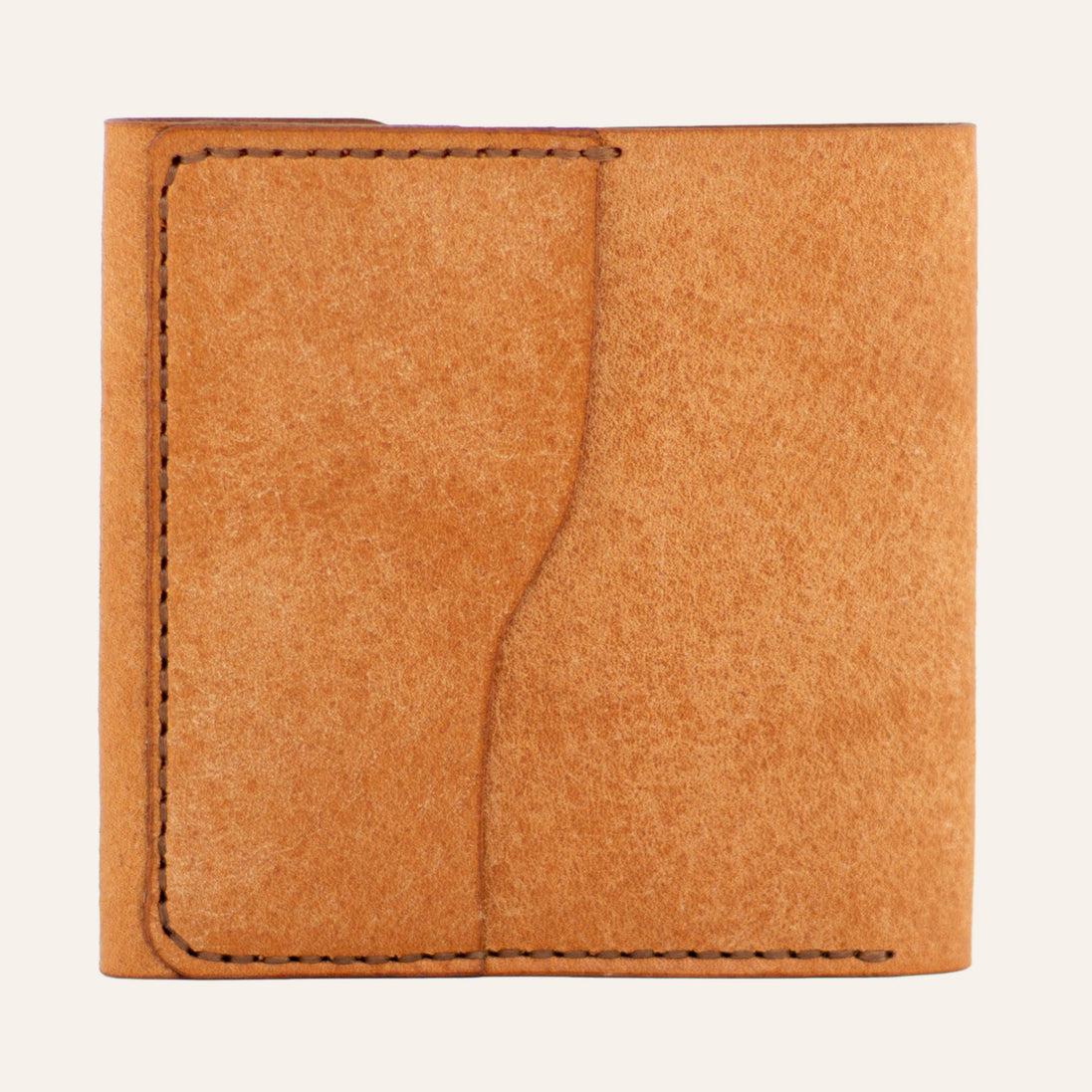 Ömürlük Saddle Stitch (el dikişi) ve dil kapak dikiş detayı ve 1 adet kartlık yuvası - Natural