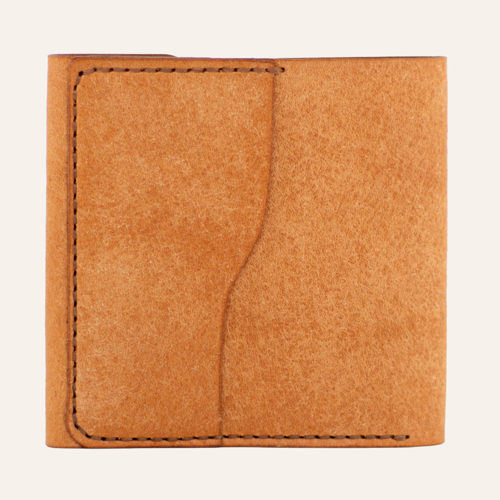 Ömürlük Saddle Stitch (el dikişi) ve dil kapak dikiş detayı ve 1 adet kartlık yuvası - Natural