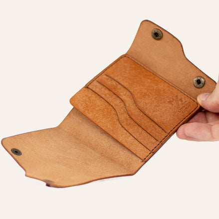 MZ Leather Craft açık dil kapaklı natürel Pueblo deri cüzdan, el ile tutulan boş iç görünüm, kıvrımlı kart yuvaları ve kahverengi el dikişi detayları | MZ Leather Craft Tongue-Flap Wallet - Cognac Pueblo Leather open interior view held by hand, showcasing empty curved card slots and brown hand-stitching details
