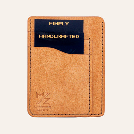 MZ Leather Craft dikey minimalist natürel Pueblo deri kartlık, kartlarla dolu önden görünüm, kahverengi el dikişleri ve sol alt köşede kabartmalı MZ logosu | The Vertical Minimalist Cardholder - Cognac Pueblo Leather by MZ Leather Craft, front view filled with cards, featuring brown hand-stitching and an embossed MZ logo on the bottom left corner