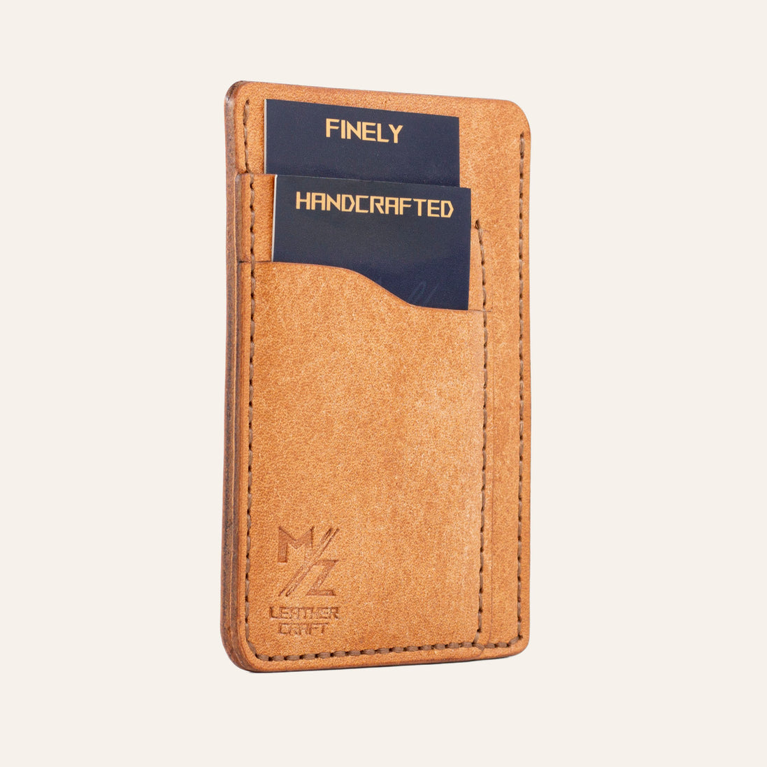 Natural renk Pueblo deri dikey kartlığın sol profil görünümü ve netlenmiş MZ Leather Craft logo baskısı