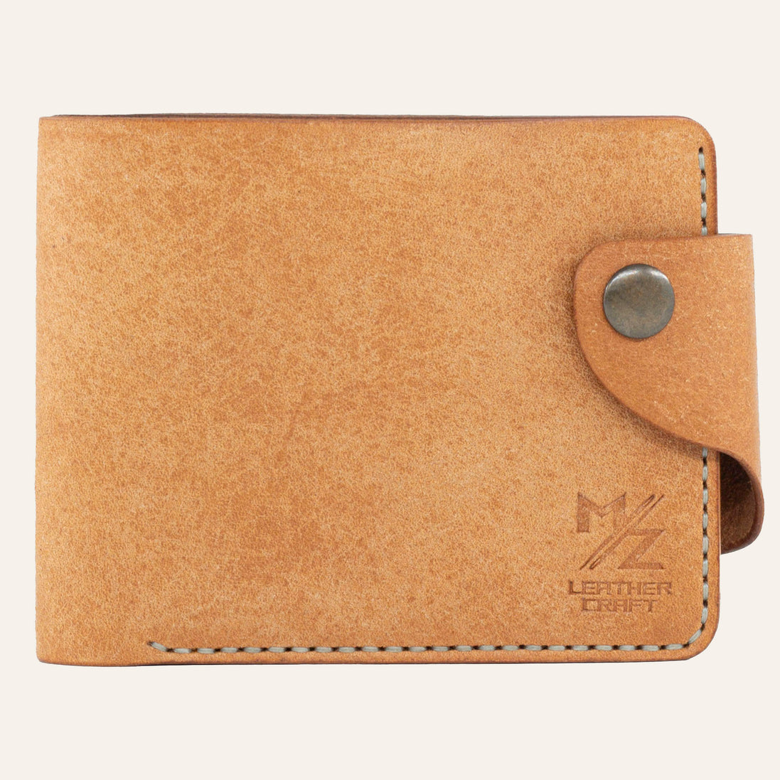 MZ Leather Craft çıtçıtlı natürel Pueblo deri klasik erkek cüzdanı, kapalı önden görünüm ve kontrast açık gri el dikişi detayları | MZ Leather Craft classic cognac Pueblo leather bifold wallet with snap closure, closed front view with light gray hand-stitching