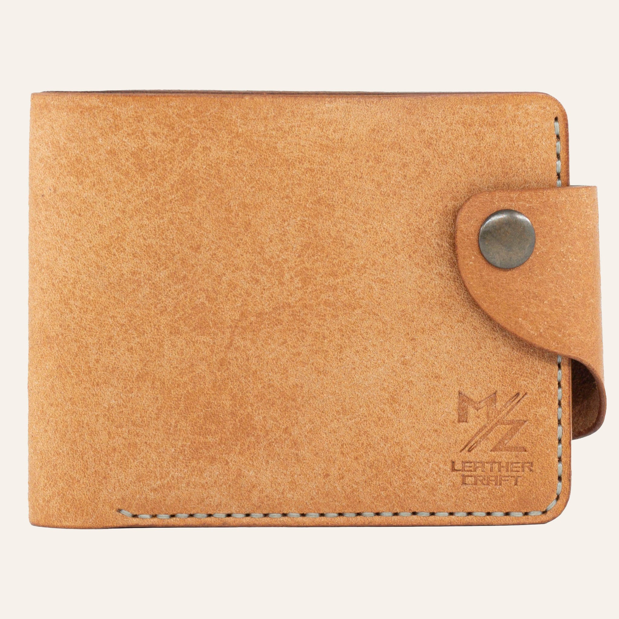 MZ Leather Craft çıtçıtlı natürel Pueblo deri klasik erkek cüzdanı, kapalı önden görünüm ve kontrast açık gri el dikişi detayları | MZ Leather Craft classic cognac Pueblo leather bifold wallet with snap closure, closed front view with light gray hand-stitching