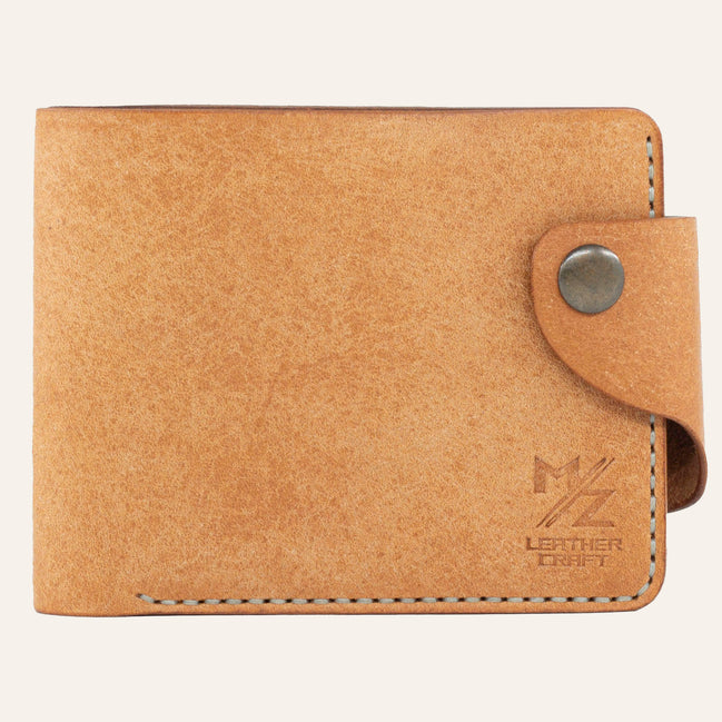 MZ Leather Craft çıtçıtlı natürel Pueblo deri klasik erkek cüzdanı, kapalı önden görünüm ve kontrast açık gri el dikişi detayları | MZ Leather Craft classic cognac Pueblo leather bifold wallet with snap closure, closed front view with light gray hand-stitching