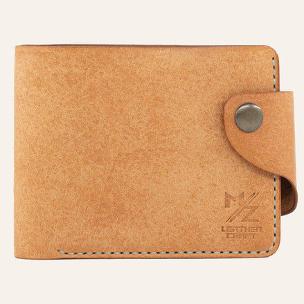 MZ Leather Craft çıtçıtlı natürel Pueblo deri klasik erkek cüzdanı, kapalı önden görünüm ve kontrast açık gri el dikişi detayları | MZ Leather Craft classic cognac Pueblo leather bifold wallet with snap closure, closed front view with light gray hand-stitching