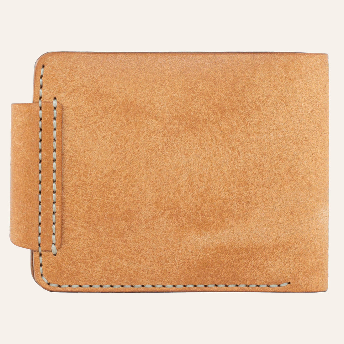 MZ Leather Craft çıtçıtlı natürel Pueblo deri klasik erkek cüzdanı arka görünüm, kapama dili bağlantısı ve kontrast açık gri el dikişi detayları | MZ Leather Craft classic cognac Pueblo leather bifold wallet back view, closure strap attachment and light gray hand-stitching details