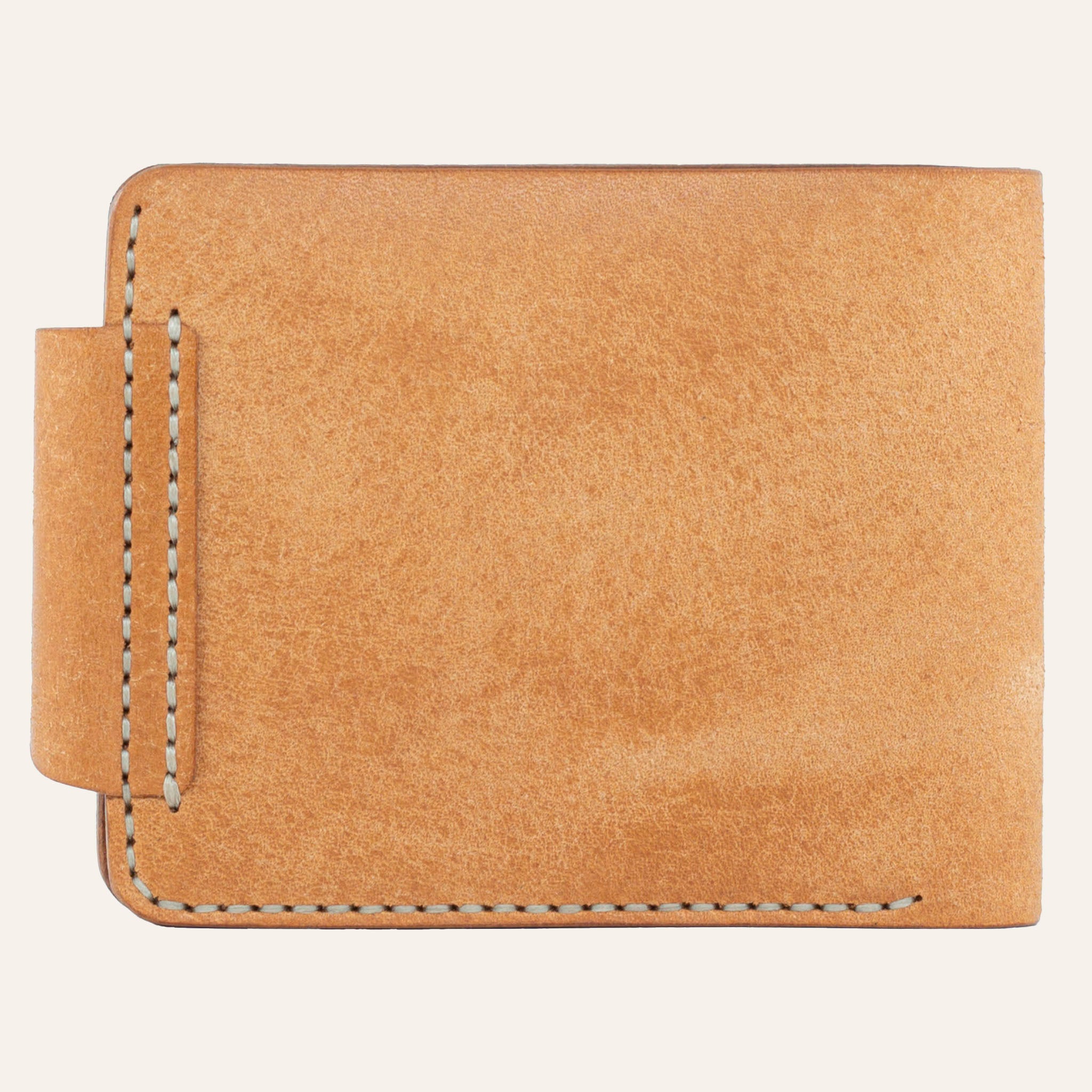 MZ Leather Craft çıtçıtlı natürel Pueblo deri klasik erkek cüzdanı arka görünüm, kapama dili bağlantısı ve kontrast açık gri el dikişi detayları | MZ Leather Craft classic cognac Pueblo leather bifold wallet back view, closure strap attachment and light gray hand-stitching details