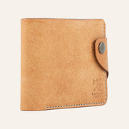 MZ Leather Craft hafif açılı natürel Pueblo deri klasik erkek cüzdanı, kapalı duruş ve kontrast açık gri el dikişi detayları | MZ Leather Craft slightly angled cognac Pueblo leather classic bifold wallet, closed position showing edge structure and light gray hand-stitching details