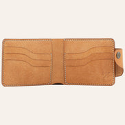 MZ Leather Craft açık natürel Pueblo deri klasik cüzdan boş iç görünüm, altı kıvrımlı kart yuvası ve açık gri saraç dikiş takviyeleri ile | MZ Leather Craft open cognac Pueblo leather classic bifold wallet empty interior view, showing six curved card slots and light gray saddle stitching details
