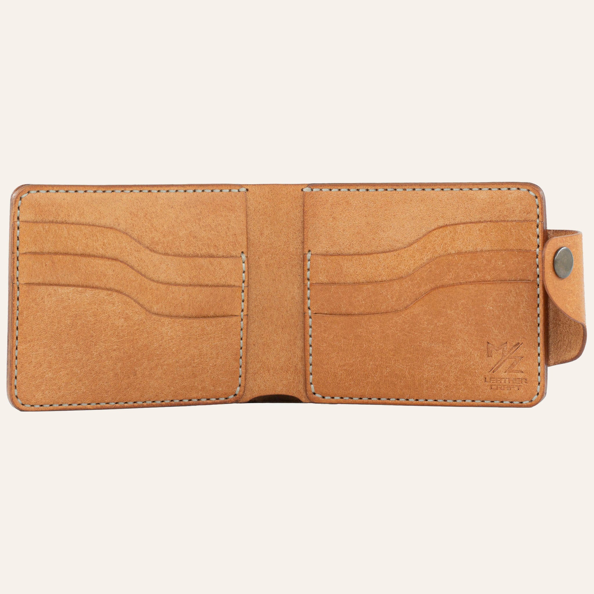 MZ Leather Craft açık natürel Pueblo deri klasik cüzdan boş iç görünüm, altı kıvrımlı kart yuvası ve açık gri saraç dikiş takviyeleri ile | MZ Leather Craft open cognac Pueblo leather classic bifold wallet empty interior view, showing six curved card slots and light gray saddle stitching details