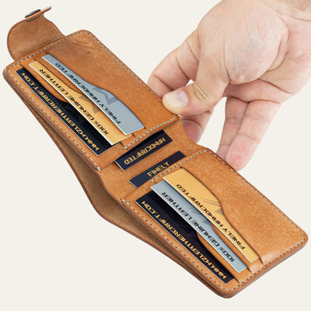 MZ Leather Craft açık natürel Pueblo deri klasik erkek cüzdanı iç görünüm, dikey kart yuvaları, gizli bölmeler ve kontrast açık gri el dikişi detayları | MZ Leather Craft open cognac Pueblo leather classic bifold wallet inside view showing vertical card slots, hidden compartments, and light gray hand-stitching details
