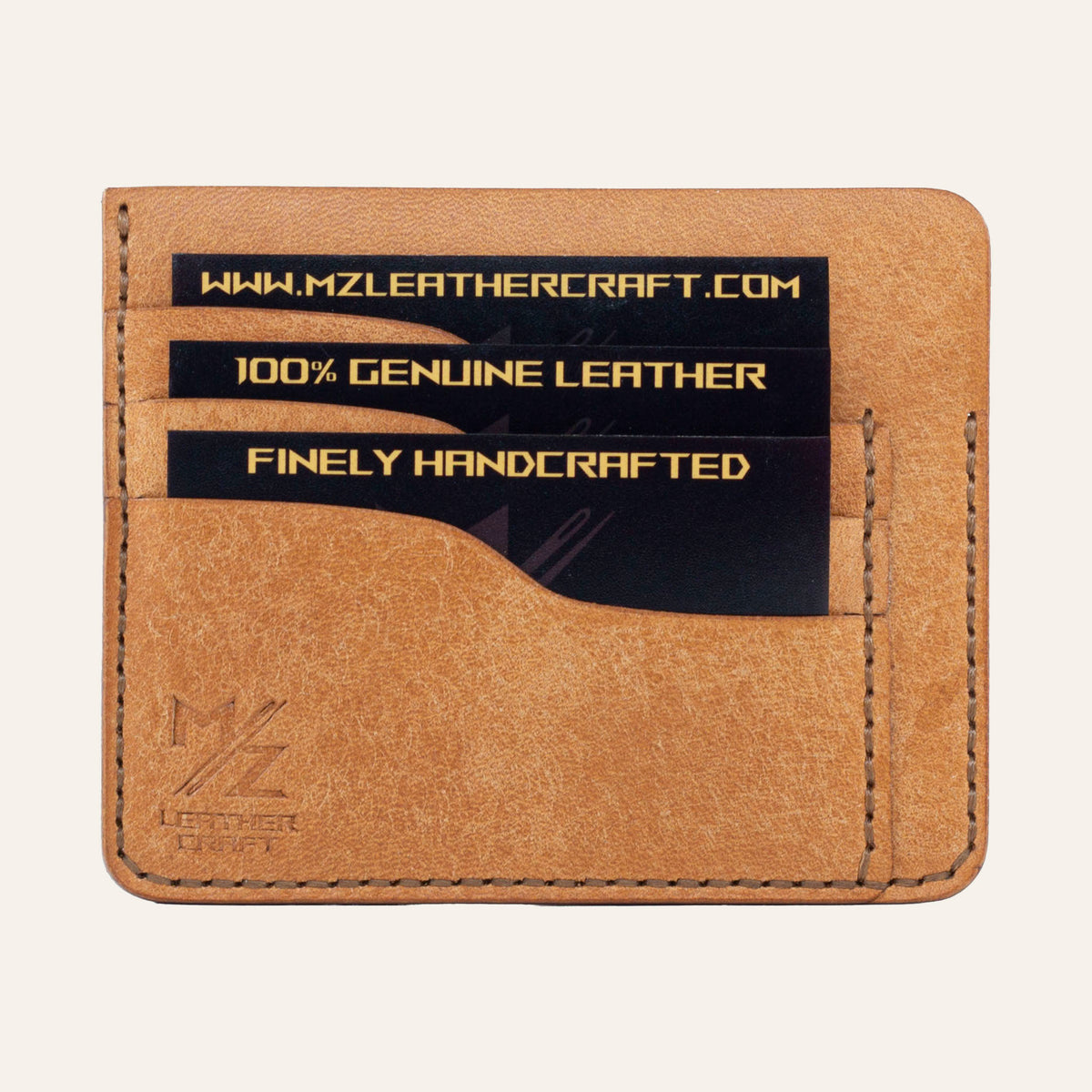 MZ Leather Craft natürel Pueblo deri ters cüzdan, kartlarla dolu düz ön görünüm, 3 ön kart yuvası, kahverengi el dikişleri ve kabartmalı MZ logosu | The Inverse Wallet - Cognac Pueblo Leather by MZ Leather Craft, flat front view filled with cards, featuring 3 front card slots, brown hand-stitching, and embossed MZ logo