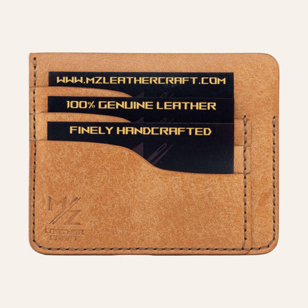 MZ Leather Craft natürel Pueblo deri ters cüzdan, kartlarla dolu düz ön görünüm, 3 ön kart yuvası, kahverengi el dikişleri ve kabartmalı MZ logosu | The Inverse Wallet - Cognac Pueblo Leather by MZ Leather Craft, flat front view filled with cards, featuring 3 front card slots, brown hand-stitching, and embossed MZ logo