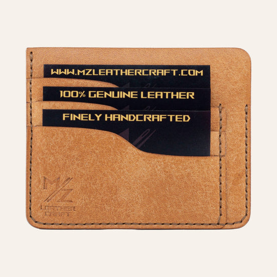 MZ Leather Craft natürel Pueblo deri ters cüzdan, kartlarla dolu düz ön görünüm, 3 ön kart yuvası, kahverengi el dikişleri ve kabartmalı MZ logosu | The Inverse Wallet - Cognac Pueblo Leather by MZ Leather Craft, flat front view filled with cards, featuring 3 front card slots, brown hand-stitching, and embossed MZ logo