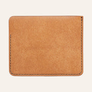 MZ Leather Craft natürel Pueblo deri ters cüzdan, kesintisiz düz deri paneli ve çevreleyen kahverengi el dikişlerini gösteren arka görünüm | The Inverse Wallet - Cognac Pueblo Leather by MZ Leather Craft, flat back view showcasing the seamless leather panel and surrounding brown hand-stitching