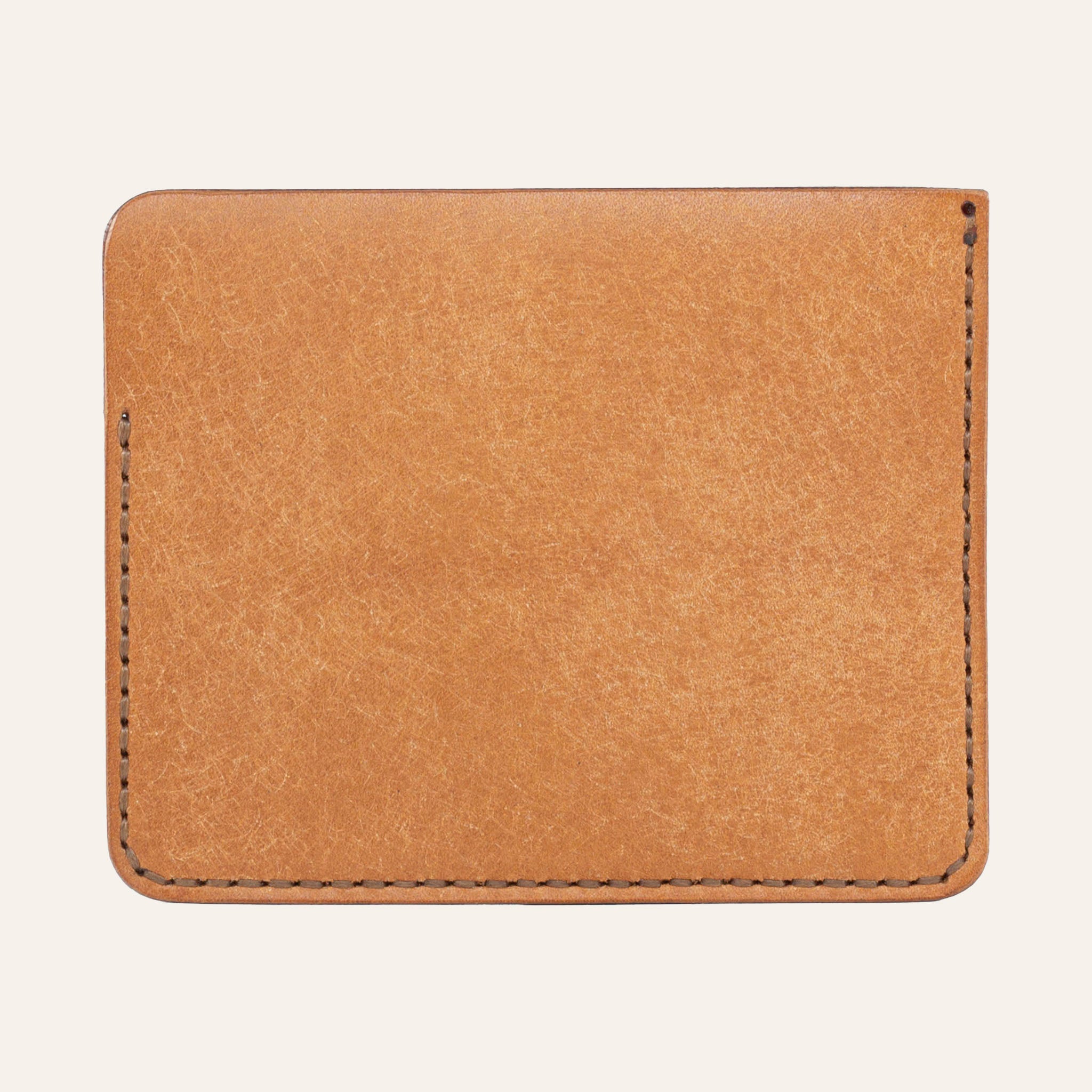 MZ Leather Craft natürel Pueblo deri ters cüzdan, kesintisiz düz deri paneli ve çevreleyen kahverengi el dikişlerini gösteren arka görünüm | The Inverse Wallet - Cognac Pueblo Leather by MZ Leather Craft, flat back view showcasing the seamless leather panel and surrounding brown hand-stitching
