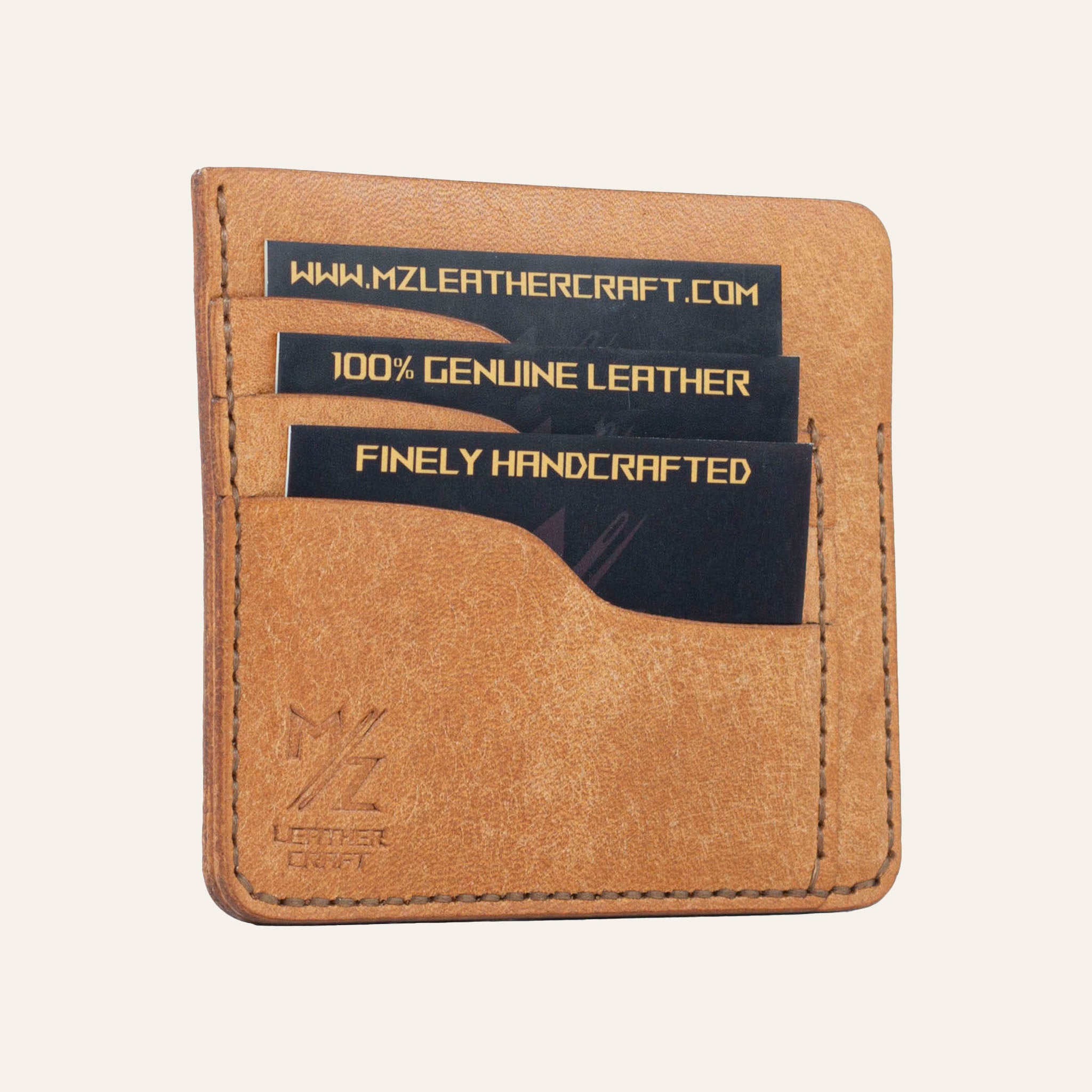 MZ Leather Craft natürel Pueblo deri ters cüzdan, kartlarla dolu hafif açılı sol profil görünümü, mat yüzey dokusu ve kahverengi el dikişi hattı | The Inverse Wallet - Cognac Pueblo Leather by MZ Leather Craft, closed slightly angled left profile view filled with cards, showing matte surface texture and brown hand-stitching line