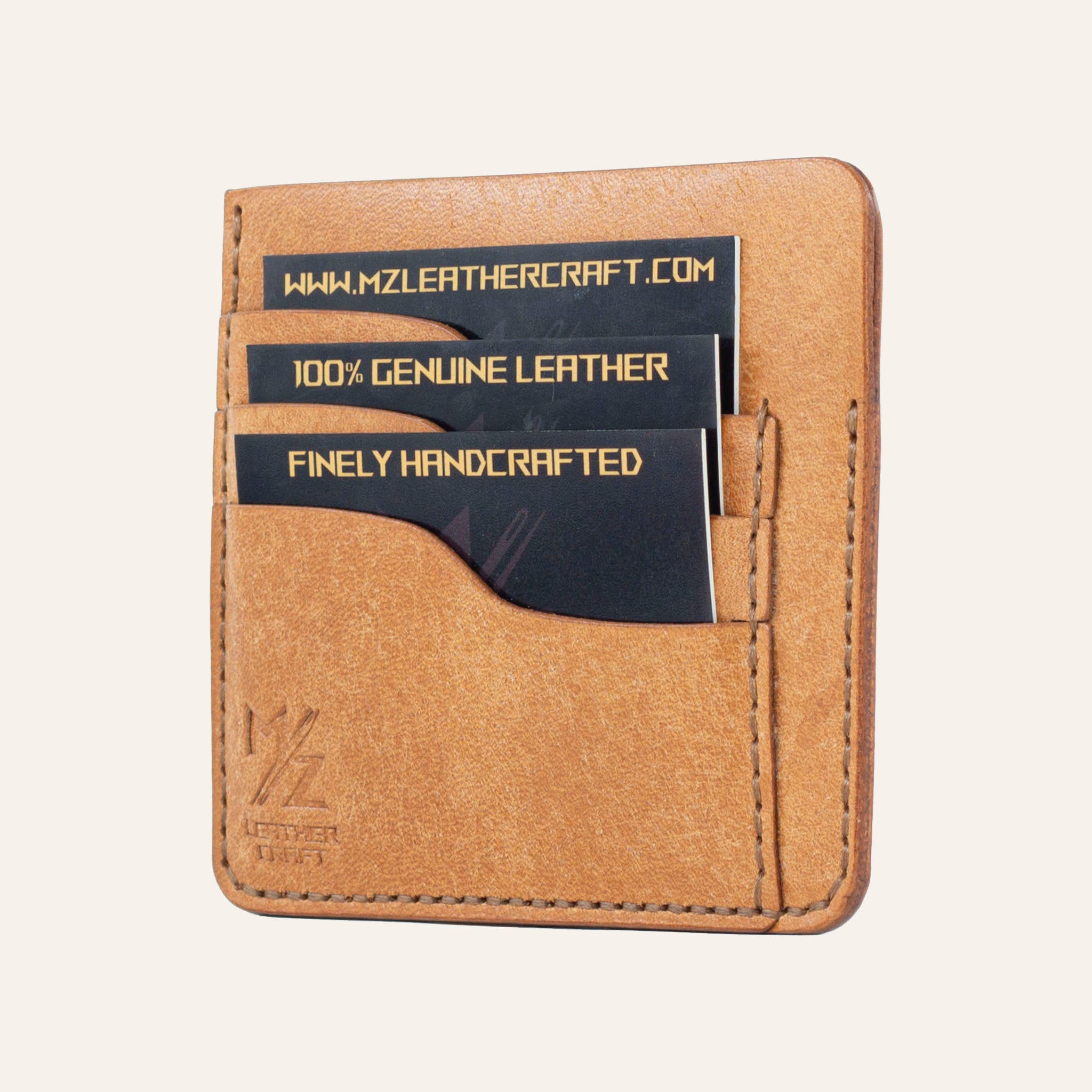 MZ Leather Craft natürel Pueblo deri ters cüzdan, kartlarla dolu hafif açılı sağ profil görünümü, kahverengi el dikişi kalitesi ve belirgin Pueblo deri dokusu | The Inverse Wallet - Cognac Pueblo Leather by MZ Leather Craft, closed slightly angled right profile view filled with cards, highlighting brown stitching quality and distinct Pueblo leather texture