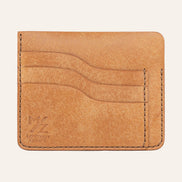 MZ Leather Craft natürel Pueblo deri ters cüzdan, 3 boş kart yuvasını ve mat deri dokusunu gösteren düz ön görünüm, kahverengi el dikişleri ve kabartmalı MZ logosu | The Inverse Wallet - Cognac Pueblo Leather by MZ Leather Craft, flat front view showing 3 empty card slots and matte leather texture, with brown hand-stitching and embossed MZ logo
