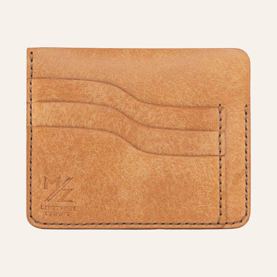 MZ Leather Craft natürel Pueblo deri ters cüzdan, 3 boş kart yuvasını ve mat deri dokusunu gösteren düz ön görünüm, kahverengi el dikişleri ve kabartmalı MZ logosu | The Inverse Wallet - Cognac Pueblo Leather by MZ Leather Craft, flat front view showing 3 empty card slots and matte leather texture, with brown hand-stitching and embossed MZ logo