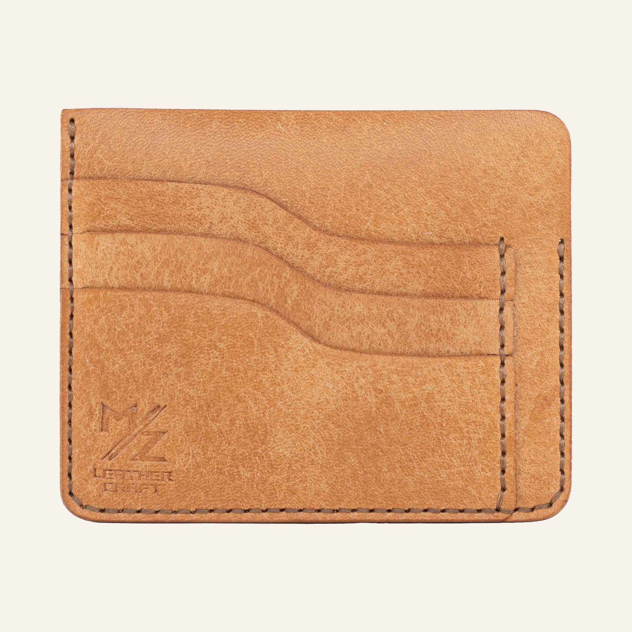 MZ Leather Craft natürel Pueblo deri ters cüzdan, 3 boş kart yuvasını ve mat deri dokusunu gösteren düz ön görünüm, kahverengi el dikişleri ve kabartmalı MZ logosu | The Inverse Wallet - Cognac Pueblo Leather by MZ Leather Craft, flat front view showing 3 empty card slots and matte leather texture, with brown hand-stitching and embossed MZ logo