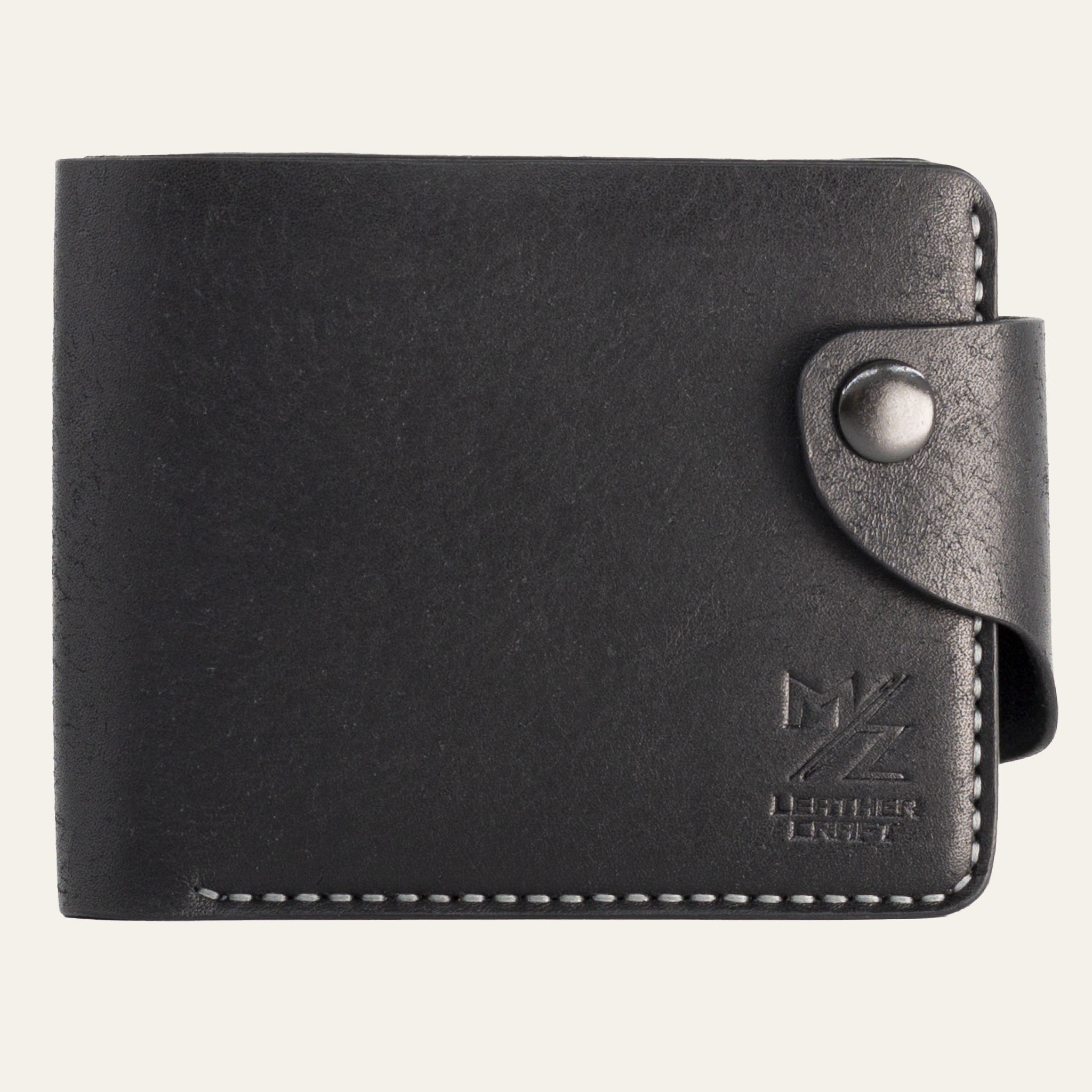 MZ Leather Craft çıtçıtlı siyah Pueblo deri klasik erkek cüzdanı, kapalı önden görünüm ve kontrast gri el dikişi detayları | MZ Leather Craft classic black Pueblo leather bifold wallet with snap closure, closed front view with gray hand-stitching