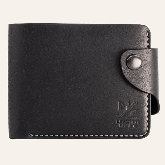 MZ Leather Craft çıtçıtlı siyah Pueblo deri klasik erkek cüzdanı, kapalı önden görünüm ve kontrast gri el dikişi detayları | MZ Leather Craft classic black Pueblo leather bifold wallet with snap closure, closed front view with gray hand-stitching