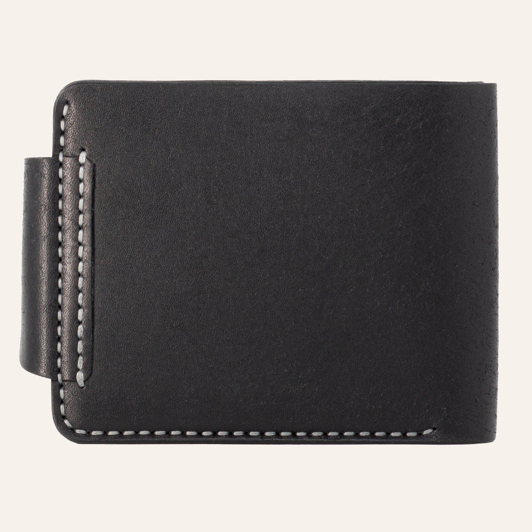 MZ Leather Craft çıtçıtlı siyah Pueblo deri klasik erkek cüzdanı arka görünüm, kapama dili bağlantısı ve kontrast gri el dikişi detayları | MZ Leather Craft classic black Pueblo leather bifold wallet back view, closure strap attachment and gray hand-stitching details