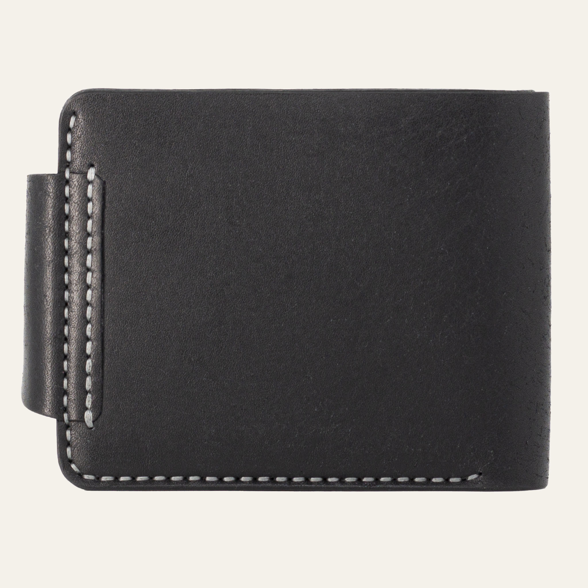 MZ Leather Craft çıtçıtlı siyah Pueblo deri klasik erkek cüzdanı arka görünüm, kapama dili bağlantısı ve kontrast gri el dikişi detayları | MZ Leather Craft classic black Pueblo leather bifold wallet back view, closure strap attachment and gray hand-stitching details