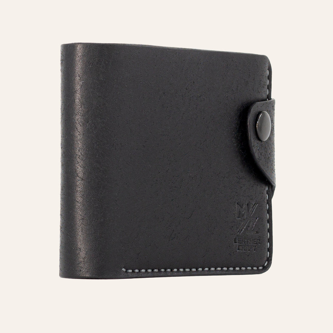 MZ Leather Craft hafif açılı siyah Pueblo deri klasik erkek cüzdanı, kapalı duruş ve kontrast gri el dikişi detayları | MZ Leather Craft slightly angled black Pueblo leather classic bifold wallet, closed position showing edge structure and gray hand-stitching details