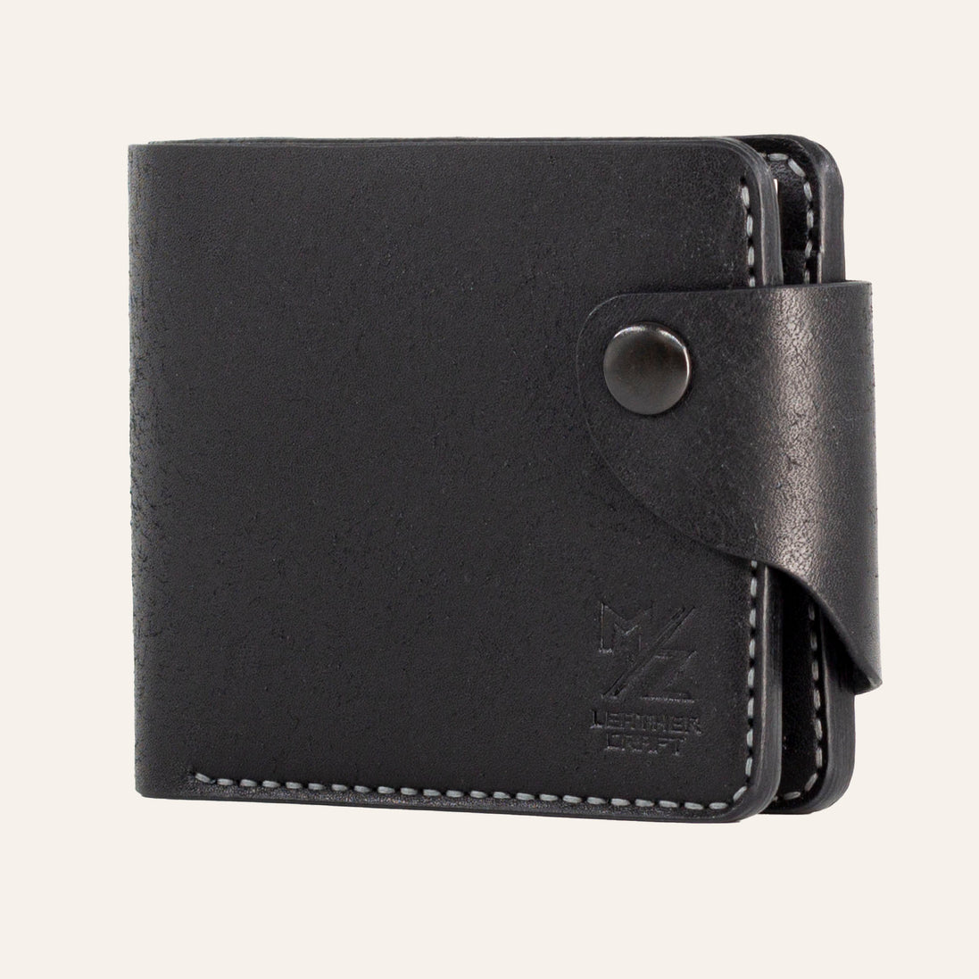 MZ Leather Craft siyah Pueblo deri klasik cüzdan, yandan kapalı duruş ve gri el dikişi detayları, sağlam çıtçıtlı kapama dili ile | MZ Leather Craft black Pueblo leather classic bifold wallet, side profile view of closed wallet with grey hand-stitching details and secure snap closure strap
