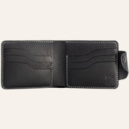 MZ Leather Craft açık siyah Pueblo deri klasik cüzdan boş iç görünüm, altı kıvrımlı kart yuvası ve gri saraç dikiş takviyeleri ile | MZ Leather Craft open black Pueblo leather classic bifold wallet empty interior view, showing six curved card slots and grey saddle stitching details