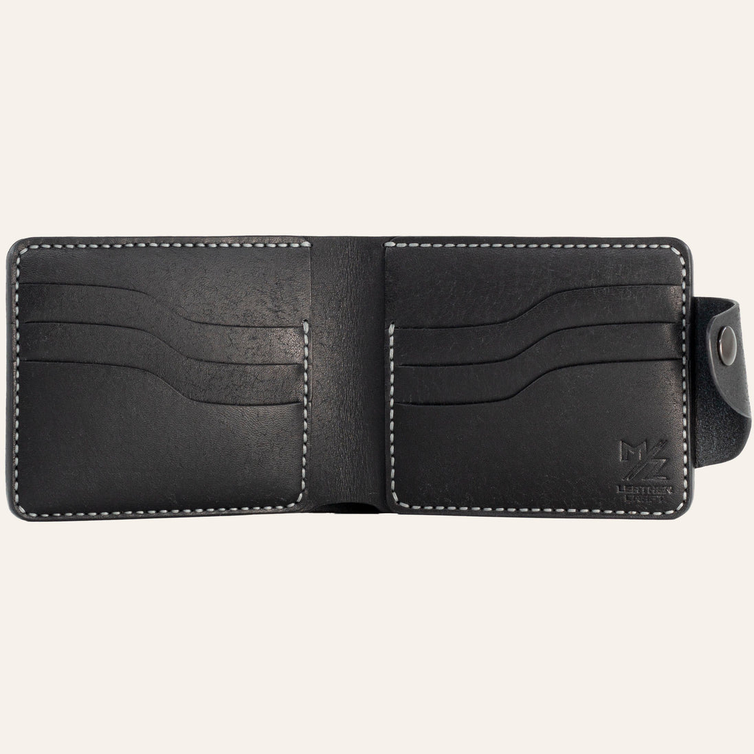 MZ Leather Craft açık siyah Pueblo deri klasik cüzdan boş iç görünüm, altı kıvrımlı kart yuvası ve gri saraç dikiş takviyeleri ile | MZ Leather Craft open black Pueblo leather classic bifold wallet empty interior view, showing six curved card slots and grey saddle stitching details