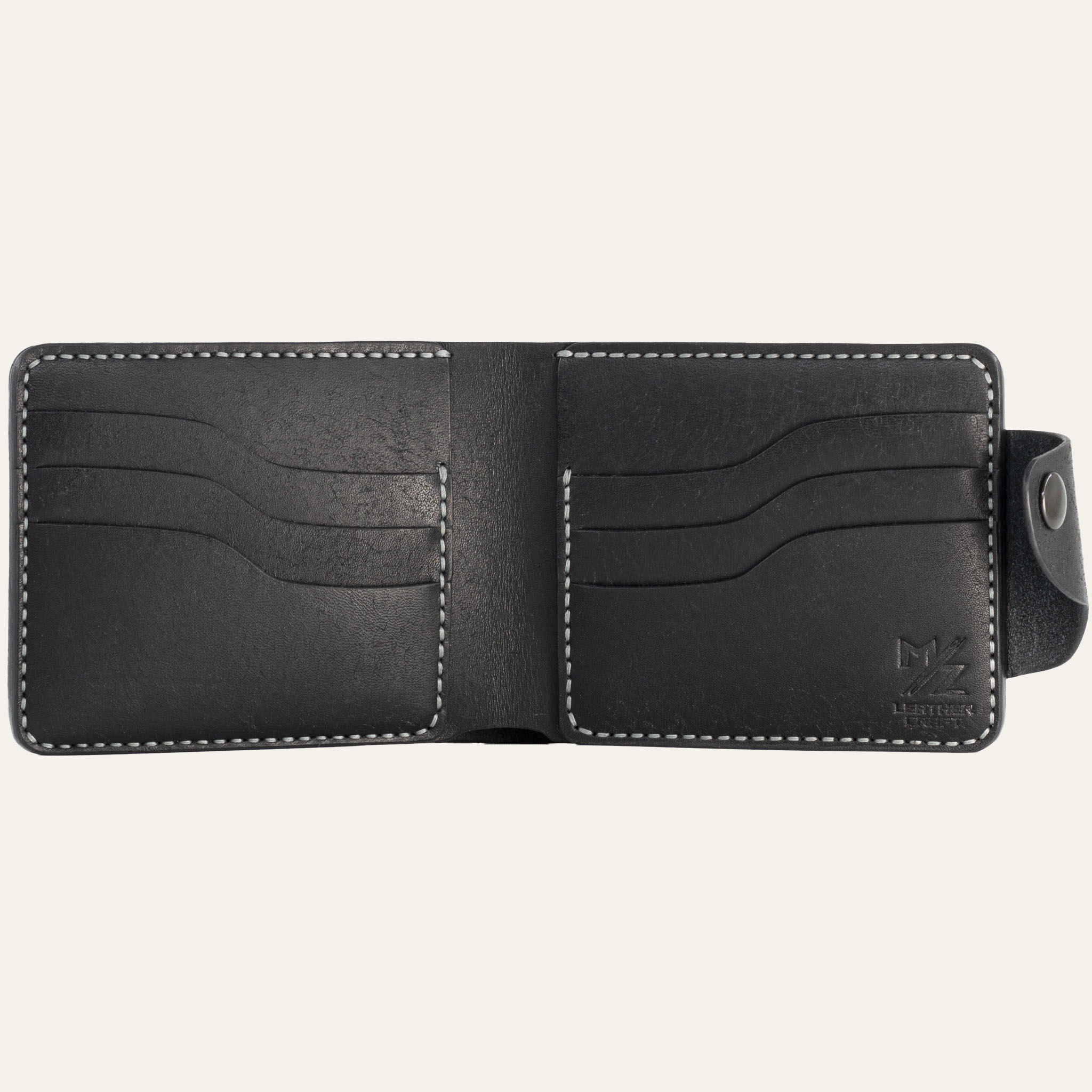 MZ Leather Craft açık siyah Pueblo deri klasik cüzdan boş iç görünüm, altı kıvrımlı kart yuvası ve gri saraç dikiş takviyeleri ile | MZ Leather Craft open black Pueblo leather classic bifold wallet empty interior view, showing six curved card slots and grey saddle stitching details