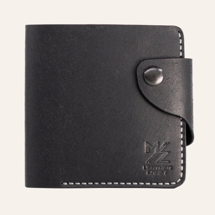 MZ Leather Craft çıtçıtlı yatay siyah Pueblo deri klasik erkek cüzdanı, kapalı önden görünüm ve kontrast gri el dikişi detayları | MZ Leather Craft classic horizontal black Pueblo leather bifold wallet with snap closure, closed front view with gray hand-stitching
