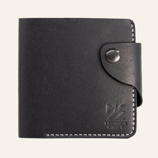 MZ Leather Craft çıtçıtlı yatay siyah Pueblo deri klasik erkek cüzdanı, kapalı önden görünüm ve kontrast gri el dikişi detayları | MZ Leather Craft classic horizontal black Pueblo leather bifold wallet with snap closure, closed front view with gray hand-stitching
